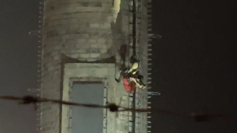 Zpráva: Mladík vylezl na devadesátimetrový komín, hrozil sebevraždou