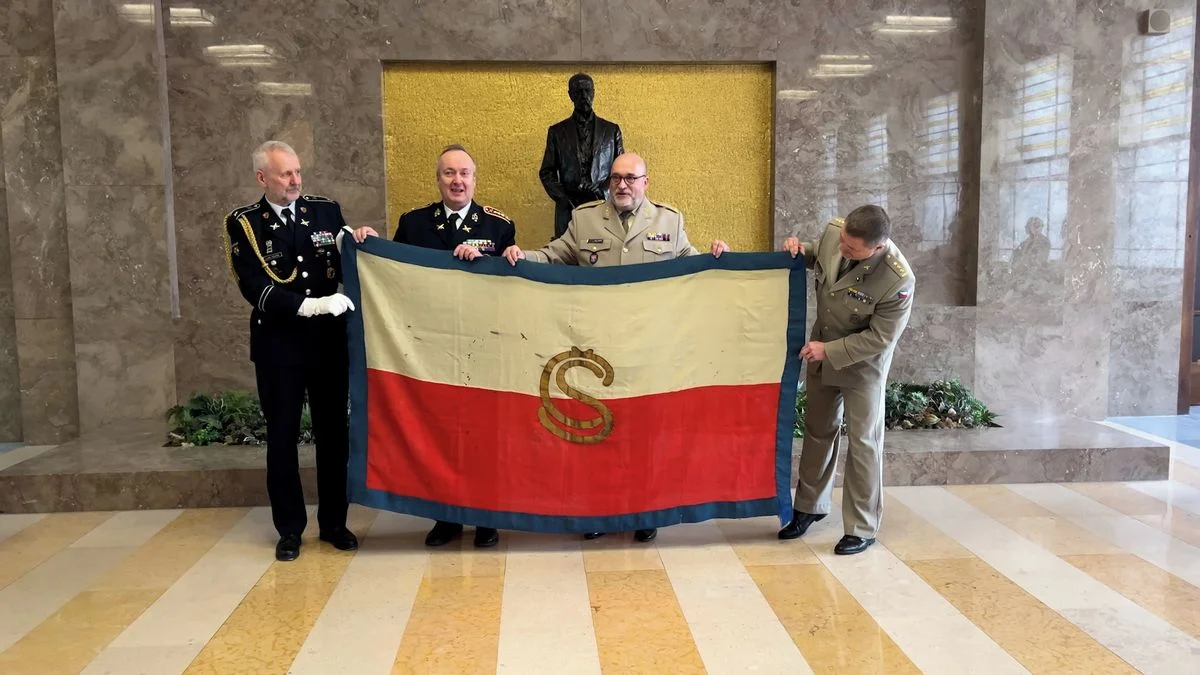 Ilustrace k článku: Vojenský historický ústav získal vlajku z roku 1918, prezident Pavel ji přivezl z Říma