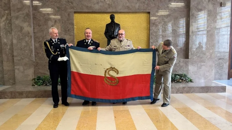 Zpráva: Vojenský historický ústav získal vlajku z roku 1918, prezident Pavel ji přivezl z Říma