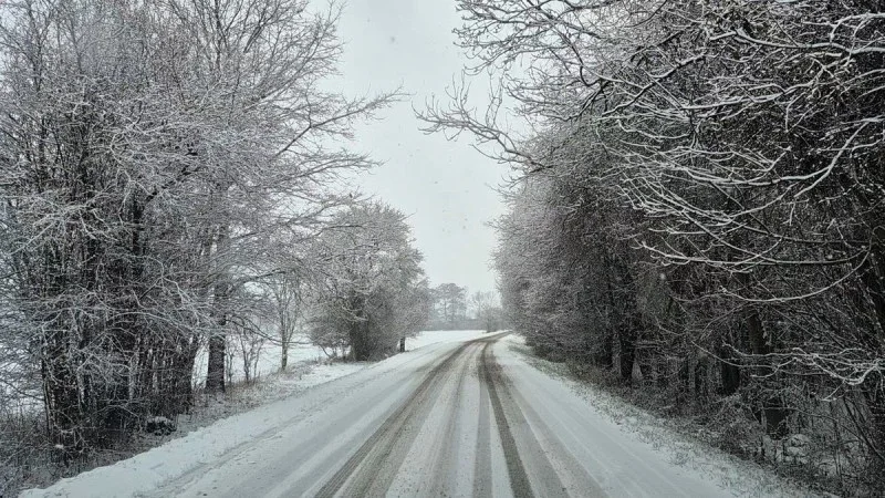 Zpráva: Na Rakovnicku havarovala cisterna, uniklo 8 tisíc litrů pohonných hmot