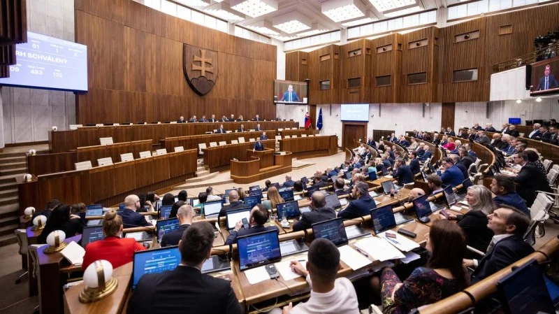 Zpráva: Slovenští poslanci schválili nový jednací řád: Zákaz mobilů a dress code