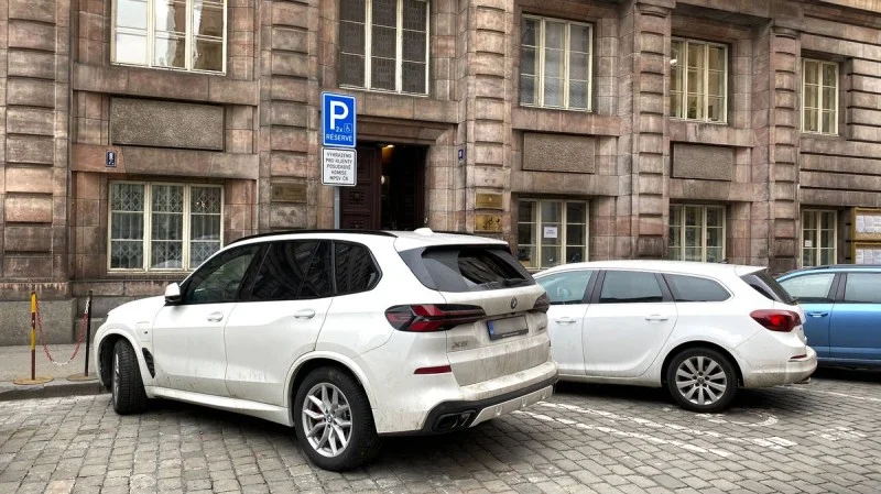 Zpráva: Vysoká úřednice parkovala na místě pro invalidy, hájí se ministerským oprávněním