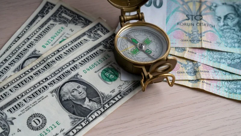 Zpráva: Dolar klesá, koruna posiluje: Jak se to projeví na cenách elektroniky?