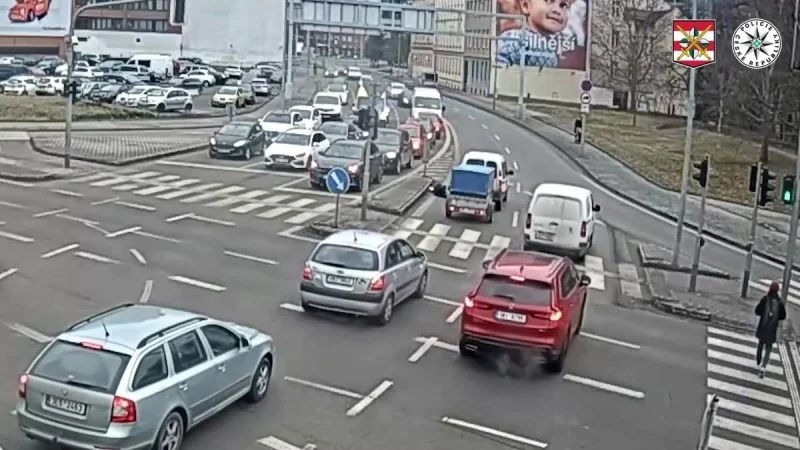 Zpráva: Brněnská žena vběhla na červenou přímo před rozjetá auta, policie zveřejnila video nehody