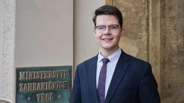 Zpráva: Mluvčí ministerstva zahraničí Drake skončil, dočasně ho nahradil Čörgő