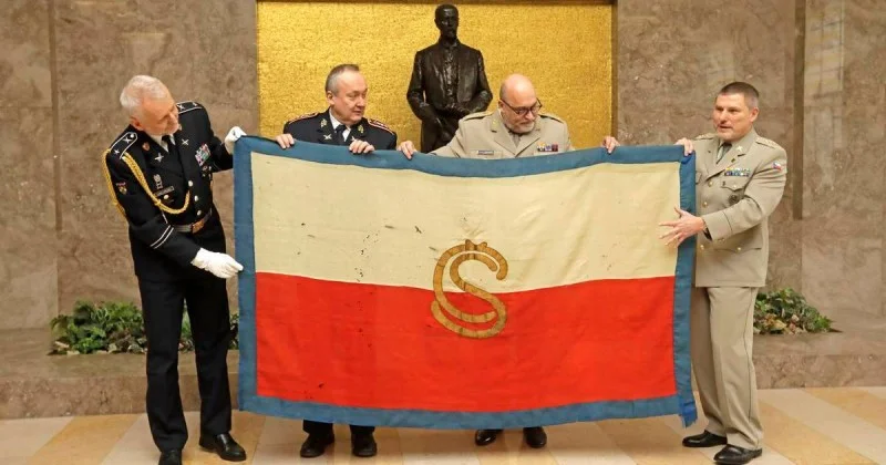 Zpráva: Petr Pavel přivezl z Vatikánu historický návrh české vlajky