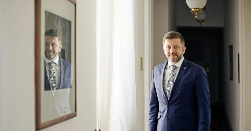 Zpráva: Rakušan kritizuje vládu a požaduje předčasné volby, přesto se snaží o post místopředsedy sněmovny