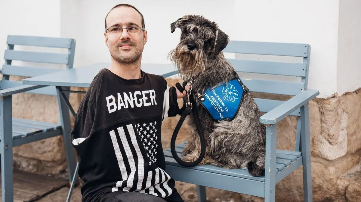 Ilustrace k článku: Muž bez rukou bojuje s nefunkčním autem: Případ Jakuba Tomeše