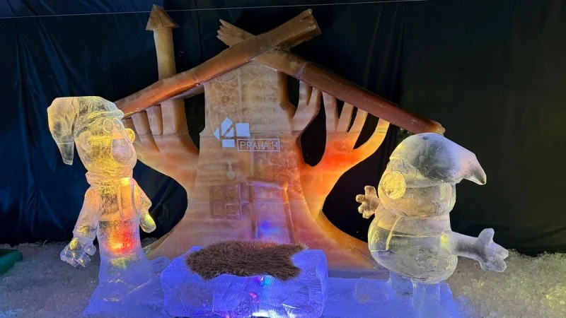 Zpráva: Ledoví řezbáři tvoří sochy Křemílka a Vochomůrky z ledu