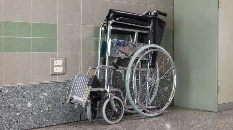 Zpráva: Letecká společnost ztratila invalidní vozík dívky, našel se po čtyřech dnech poškozený