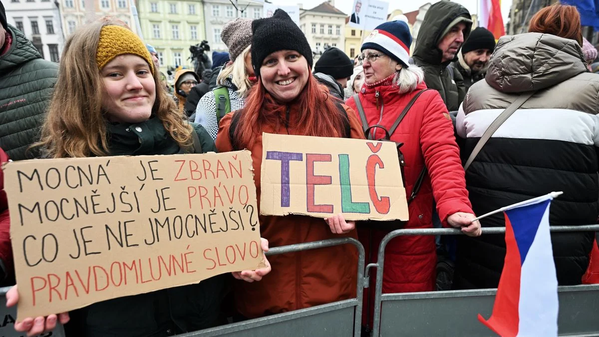 Ilustrace k článku: V Praze probíhá demonstrace na podporu prezidenta Pavla, Staroměstské náměstí je plné