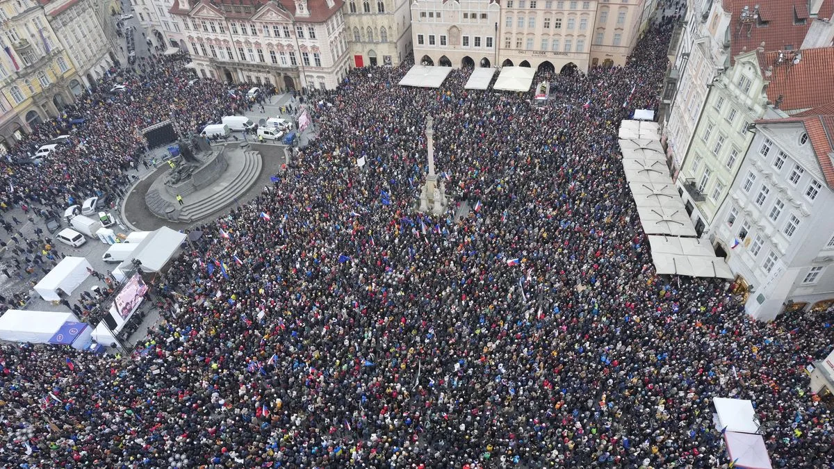 Ilustrace k článku: V Praze probíhá demonstrace na podporu prezidenta, účast přes 80 tisíc lidí