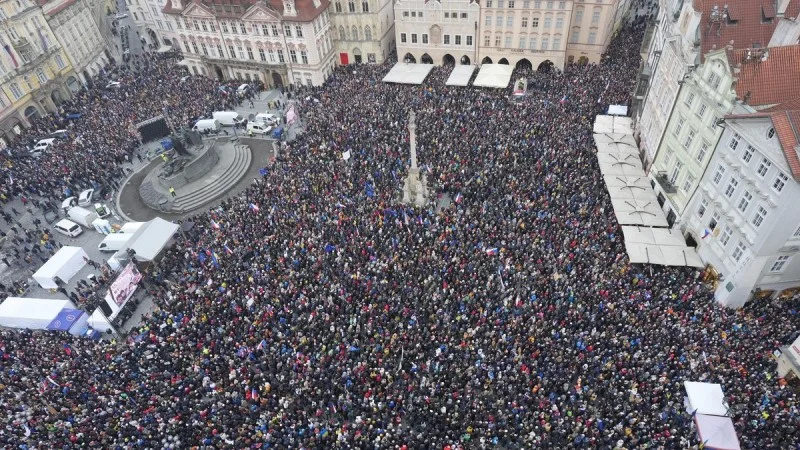 Zpráva: V Praze probíhá demonstrace na podporu prezidenta, účast přes 80 tisíc lidí