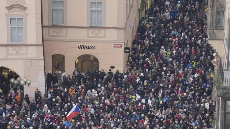 Zpráva: Stanice metra Staroměstská uzavřena kvůli vysokému počtu cestujících