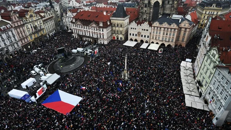 Zpráva: Demonstrace v Praze: Na Staroměstském náměstí se sešlo až 90 tisíc lidí