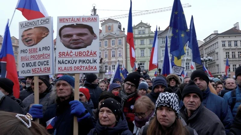 Zpráva: Demonstrace na Staroměstském náměstí: Obavy z nezralosti politiků a podpora prezidenta