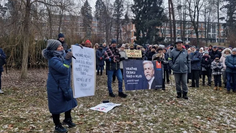Zpráva: Zlíňané podpořili prezidenta na demonstraci, zpívali známou píseň