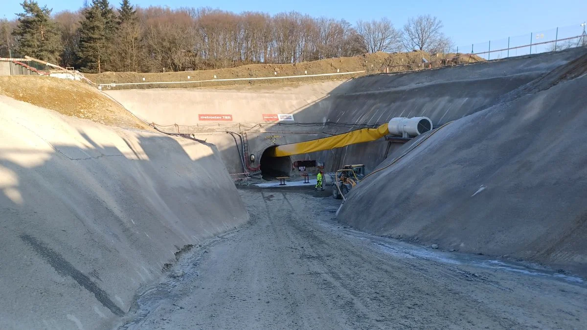 Ilustrace k článku: Odpůrci dálnice D3 přes Posázaví: Staveniště je nelegální a hazard s miliardami