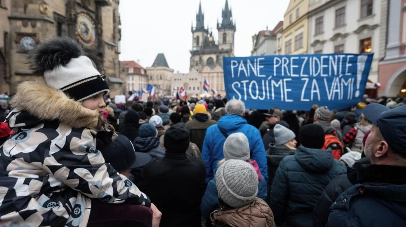 Zpráva: Demonstrace na podporu prezidenta Pavla přitáhla desítky tisíc lidí