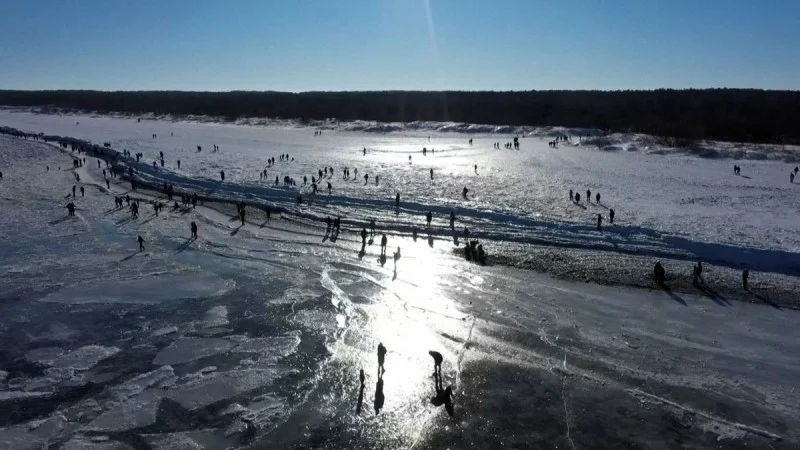 Zpráva: V Polsku panuje nejchladnější zima za 30 let, Gdaňsk zažívá zamrzlé řeky a moře