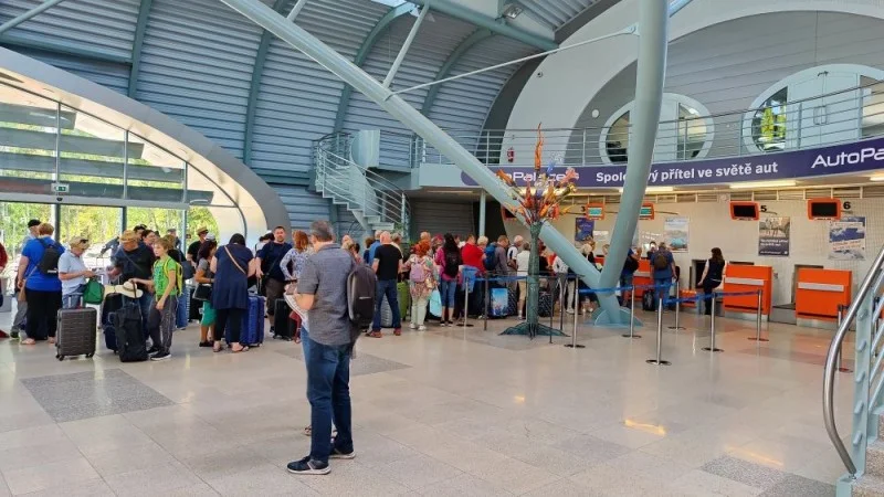 Zpráva: Karlovarské letiště zaznamenalo pokles cestujících, charterové lety oslabily nabídku