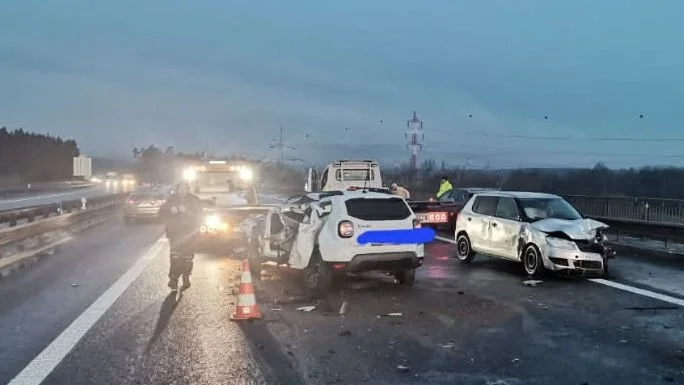 Zpráva: Dálnici D5 uzavřely nehody, provoz komplikuje sněžení