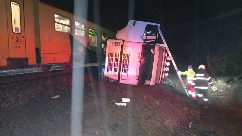 Zpráva: Srážka vlaku s kamionem na Jičínsku, zranění mezi cestujícími