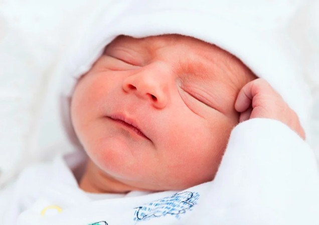 Zpráva: První dítě roku 2026 v Česku se narodilo v Plzni v 00:07