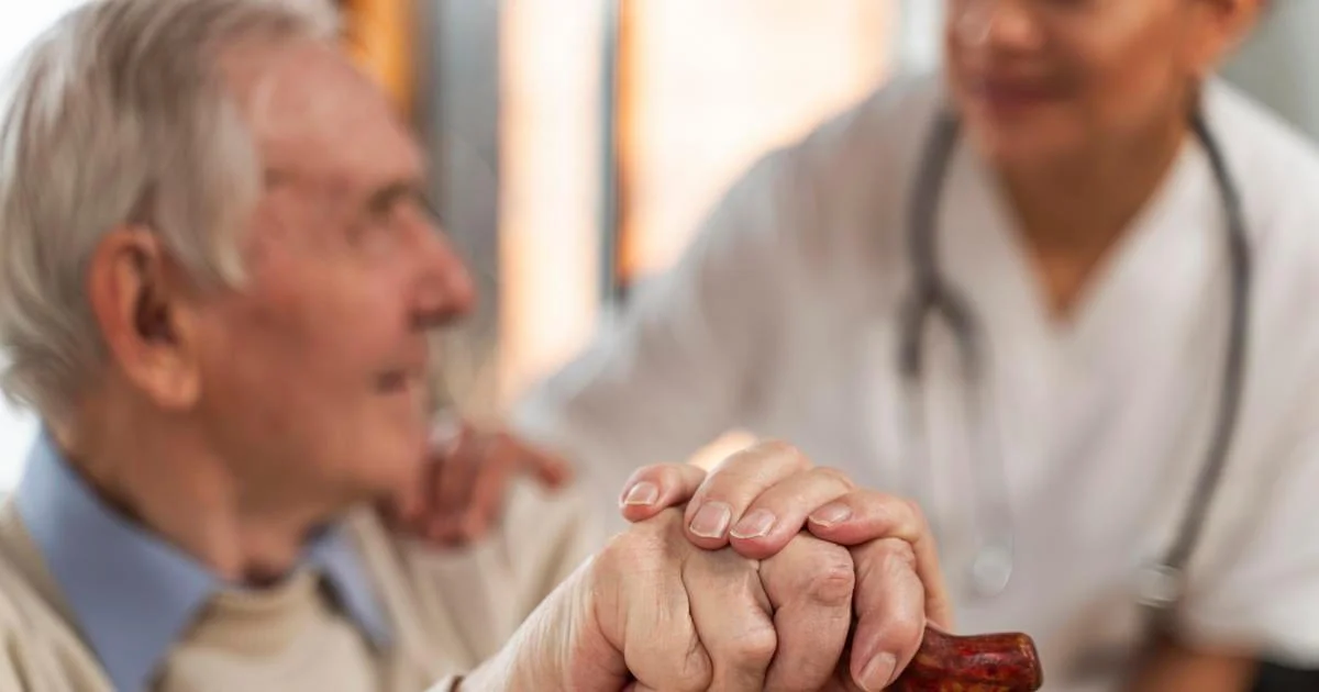 Ilustrace k článku: Zůstaň doma s dědou, stát to platí. Radikální změna péče počítá s alimenty na rodiče