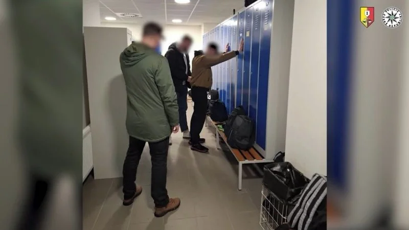 Zpráva: Cizinec se v Praze skrýval před vězením za převaděčství, zadrželi ho na poslední chvíli