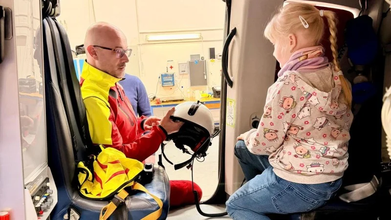 Zpráva: Záchranáři ocenili osmiletou dívku, která přivolala pomoc pro babičku při nehodě