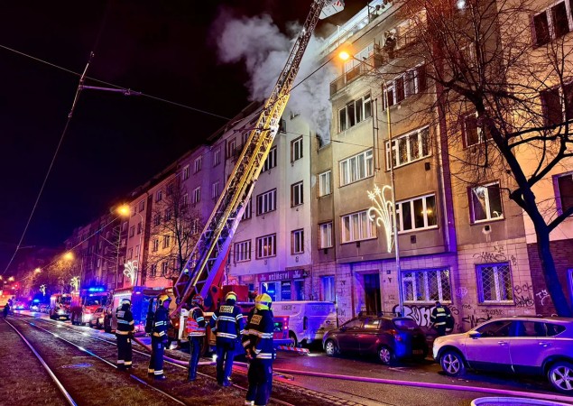 Zpráva: Požár v pražských Vršovicích v novoroční noci
