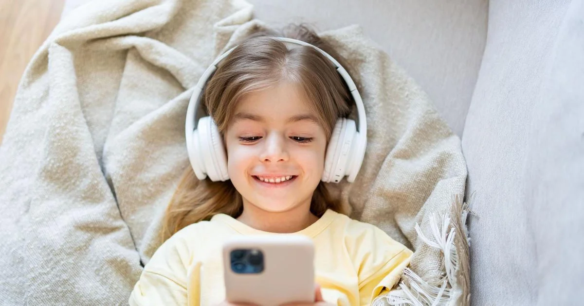 Ilustrace k článku: Rodiče čelí tlaku škol ohledně používání smartphonů u dětí