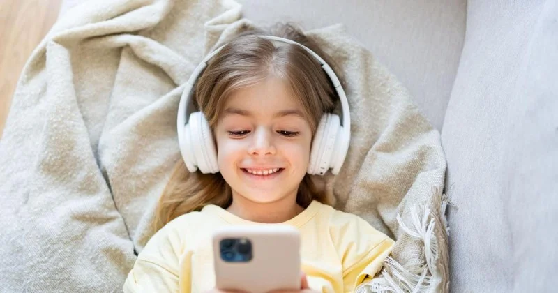 Zpráva: Rodiče čelí tlaku škol ohledně používání smartphonů u dětí