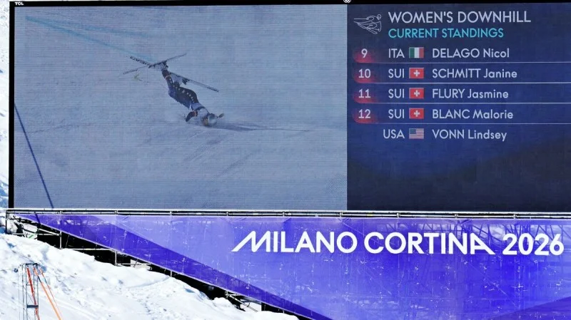 Zpráva: Lindsey Vonnová měla na olympijském sjezdu těžký pád, závod přerušil vrtulník