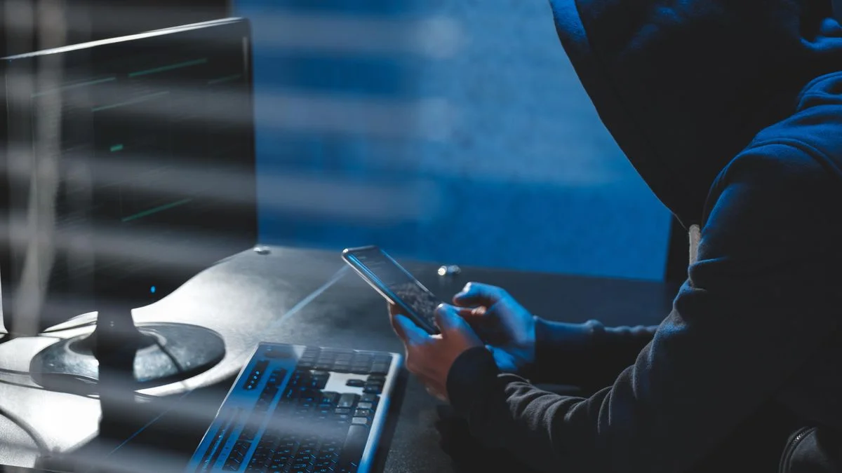 Ilustrace k článku: Nový způsob podvodu: Podvodníci využívají falešné aplikace k okradení klientů