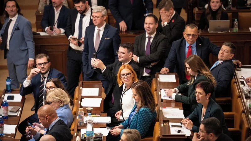 Zpráva: Poměry ve Sněmovně se zhoršují, poslankyně čelí urážkám a obavám o bezpečnost