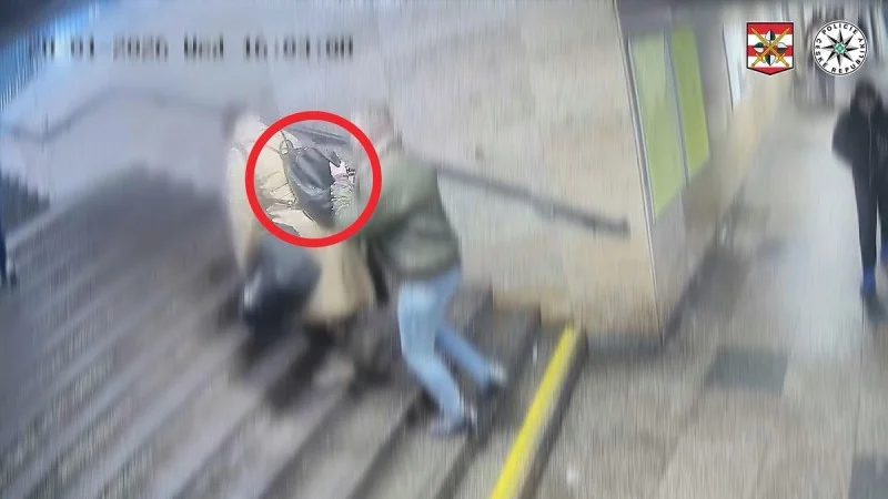 Zpráva: Drzý kapsář v Brně kradl z batohů na schodech za chůze