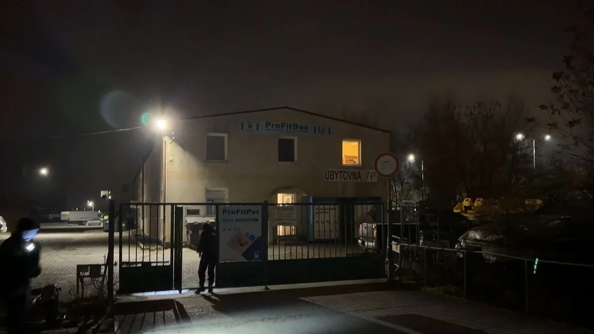Ilustrace k článku: Pobodaný muž před ubytovnou v Praze, policie vyšetřuje jako znásilnění