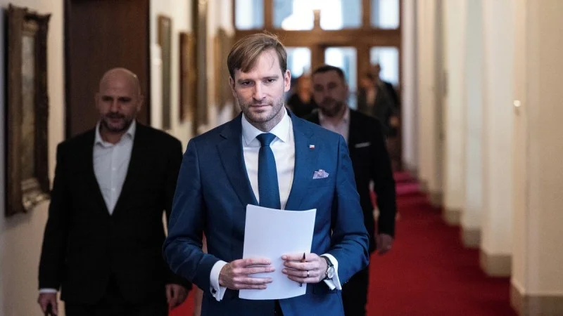 Zpráva: Ministr Vojtěch reaguje na podezření z neoprávněných implantací defibrilátorů v Olomouci