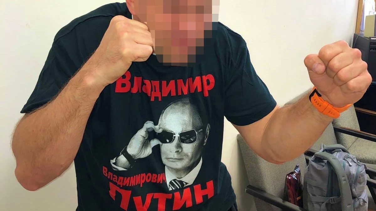 Ilustrace k článku: Policista s fotografií Putina nyní chrání ministra vnitra Metnara