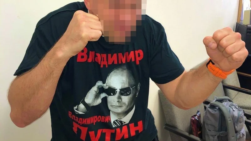 Zpráva: Policista s fotografií Putina nyní chrání ministra vnitra Metnara