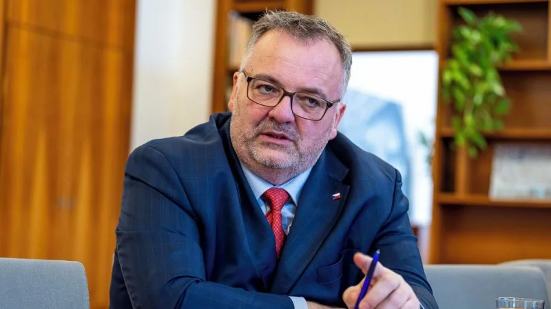 Zpráva: Ministr Bednárik slibuje letos zvýšení slev na jízdném a dostavbu Pražského okruhu