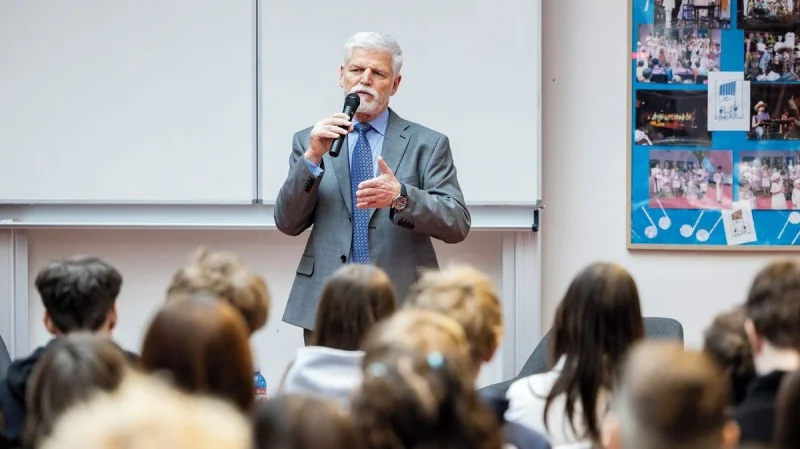 Zpráva: Petr Pavel diskutoval se studenty o míru a své možné další kandidatuře