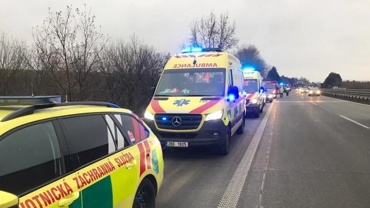 Ilustrace k článku: Auto se v České Lípě srazilo s policejní dodávkou. Mladá řidička utrpěla těžké zranění