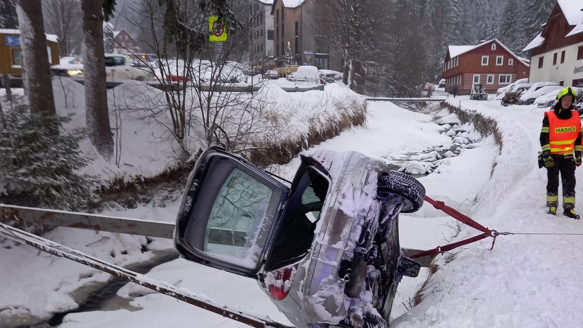 Ilustrace k článku: Hasiči na Náchodsku a Trutnovsku vyprošťovali auta z příkopů a řek