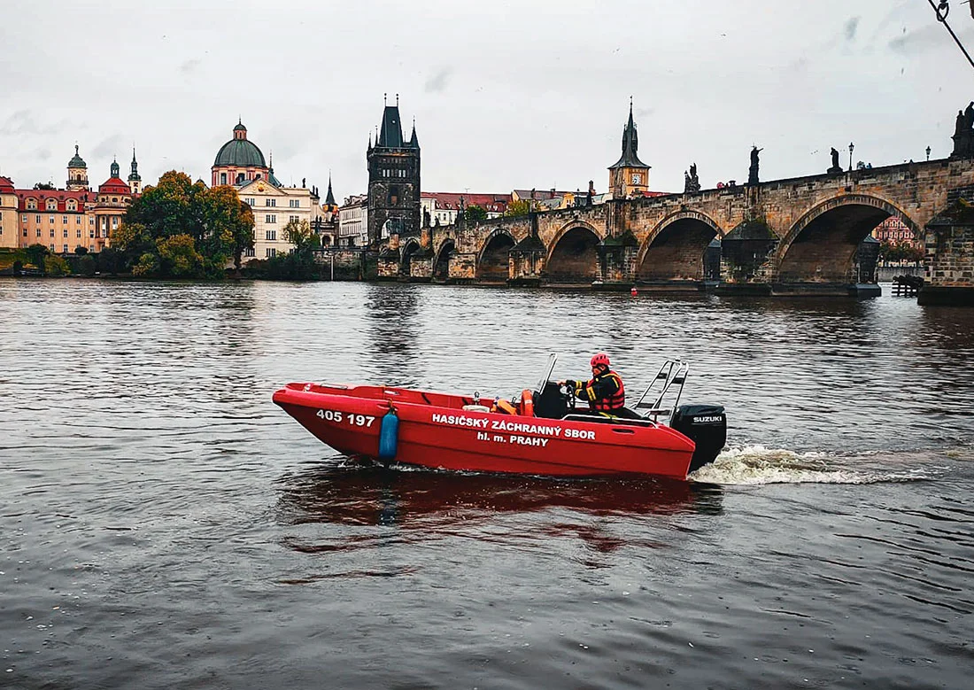 Иллюстрация к статье: Иностранец спрыгнул с моста в центре Праги: полиция спасла его из реки