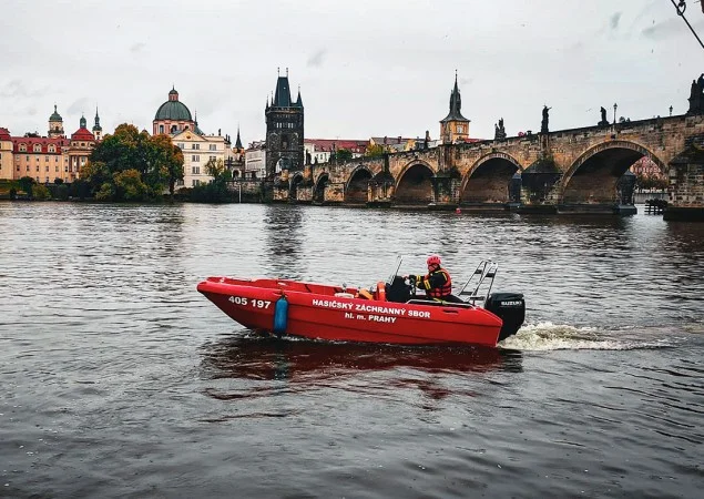 Zpráva: Cizinec skočil z mostu v centru Prahy, záchrana proběhla dramaticky