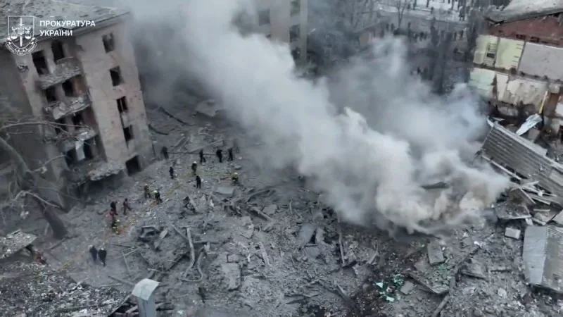 Zpráva: Ruský útok na Charkov: Zasažená obytná budova a zničeno nákupní centrum