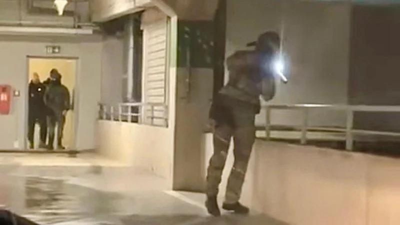 Zpráva: Policie pátrá po útočníkovi z obchodního centra v Hradci Králové